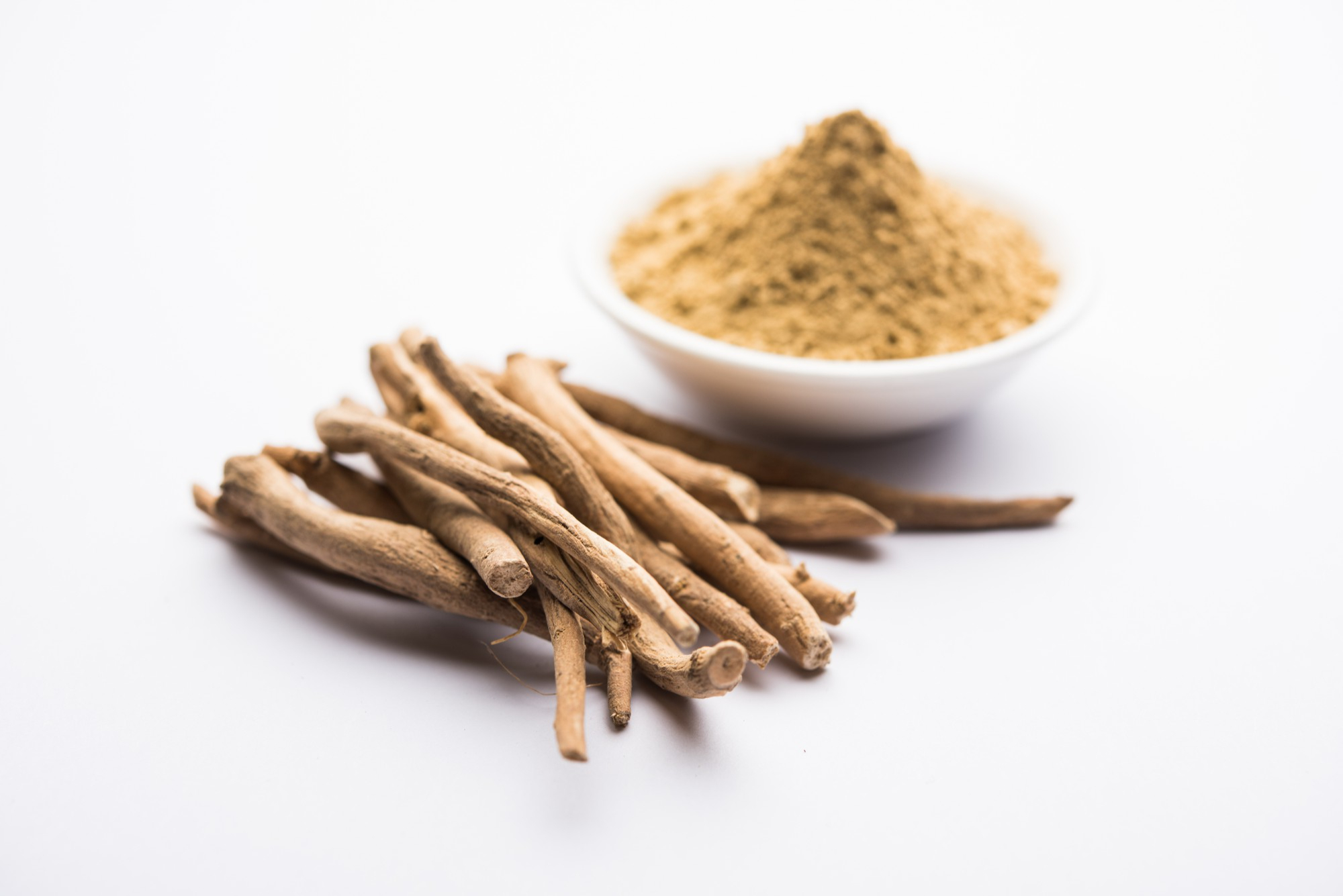 szárított ashwagandha gyökér egy gyógynövényes tálban
