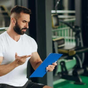 Sportoló minőségi tanúsítványt vizsgál CBD termék vásárlása előtt