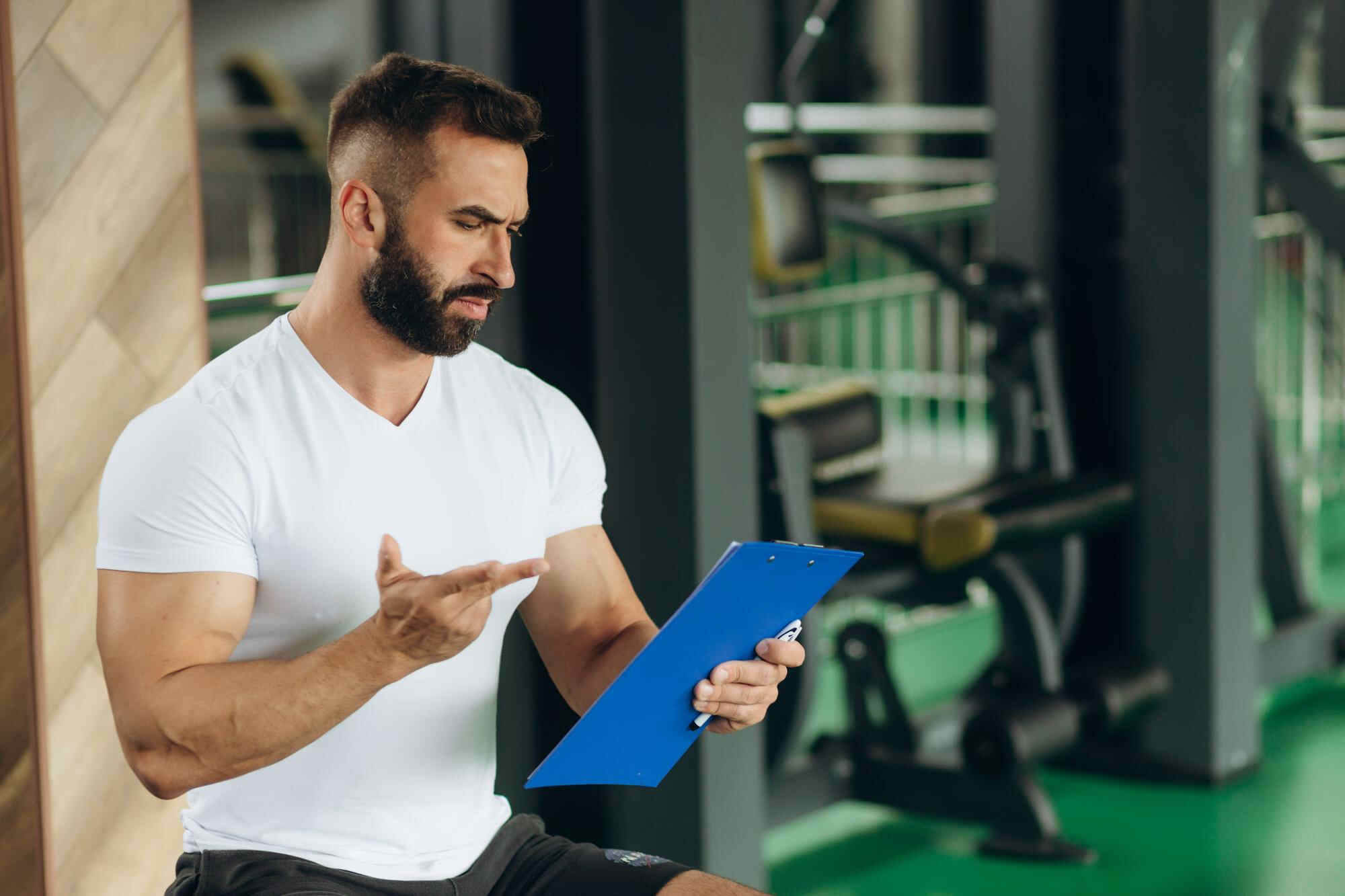 Sportoló minőségi tanúsítványt vizsgál CBD termék vásárlása előtt