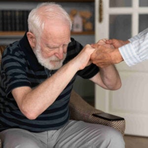 Parkinson kór tüneteinek bemutatása idősebb férfin