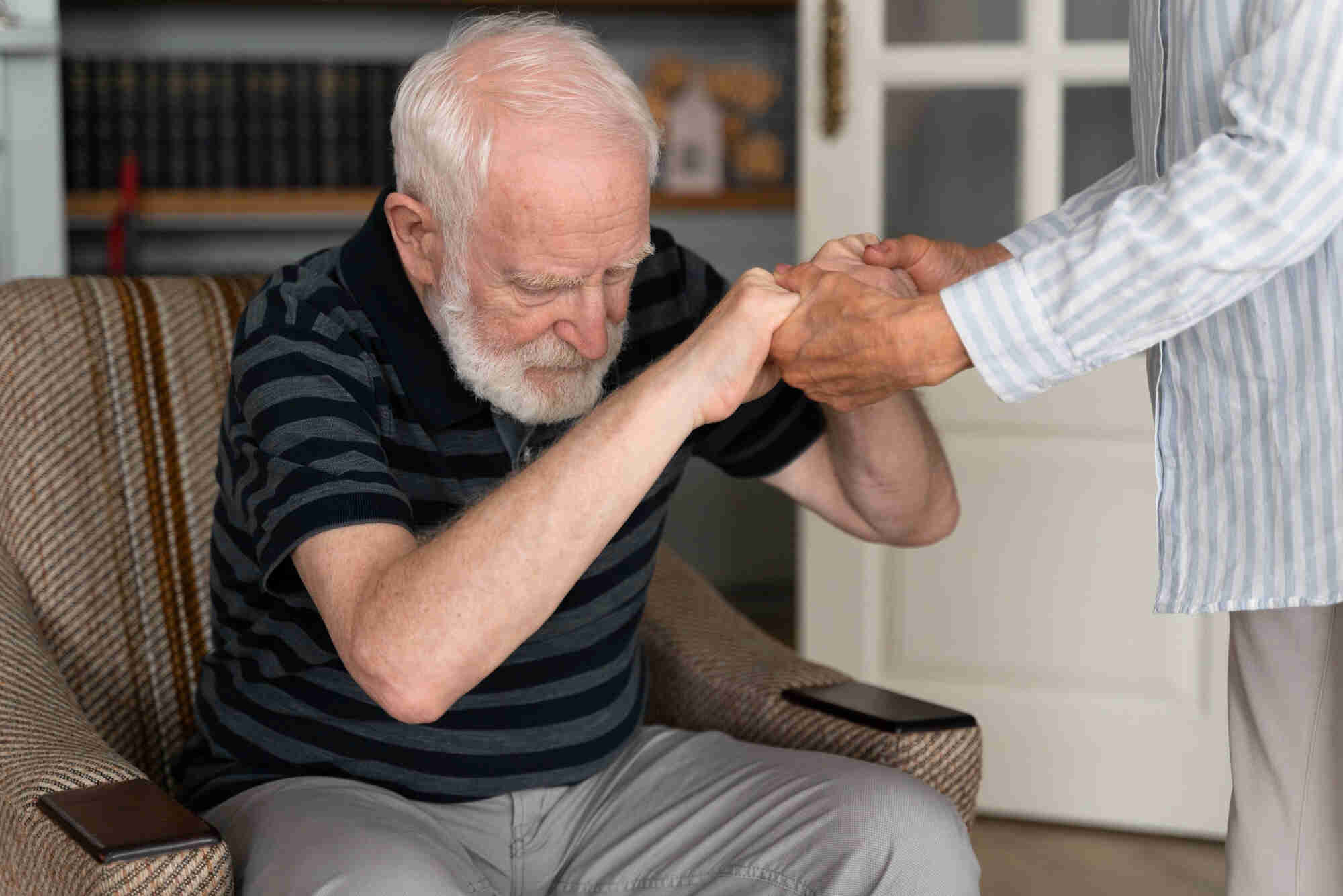 Parkinson kór tüneteinek bemutatása idősebb férfin