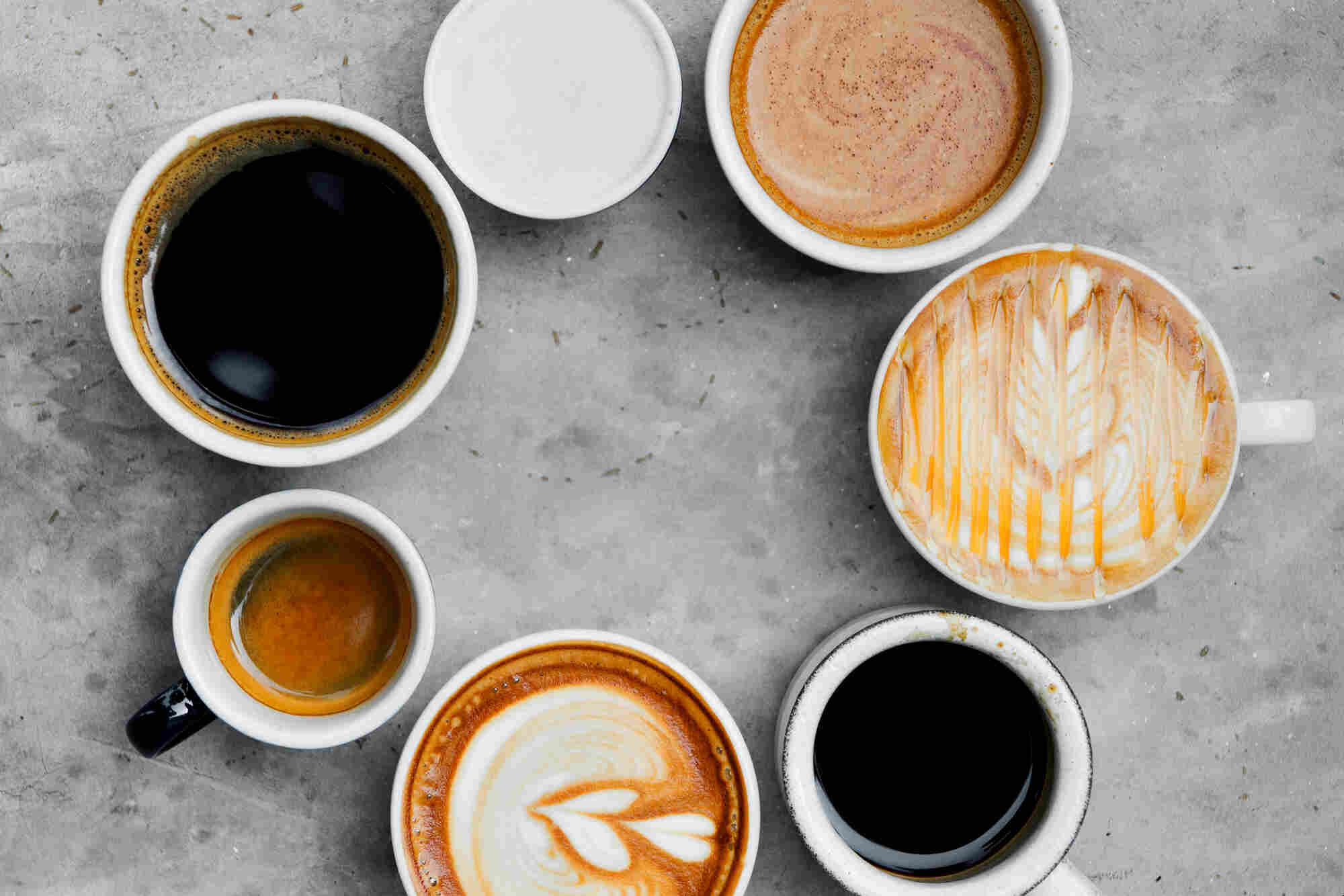 Kávéscsészék az asztalon, napi ajánlott koffeinadag szemléltetése