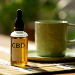 CBD kávé lehetséges hatásai - egy csésze kávé és CBD olaj