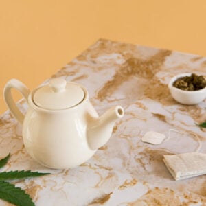 CBD tea hatása - egy csésze frissen elkészült CBD tea