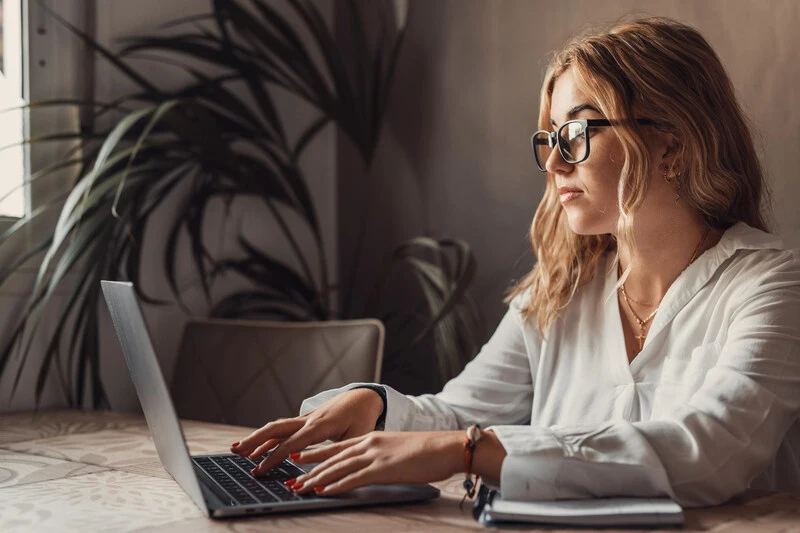 Nő laptop előtt ül és termékadatokat keres vissza