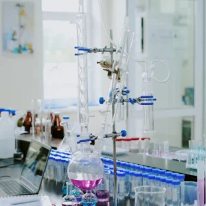 Analitikai laboratórium munkapultja üvegedényekkel és kémcsövekkel