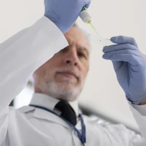 Laboratóriumi szakember tárgylemezre cseppent mintát pipettával