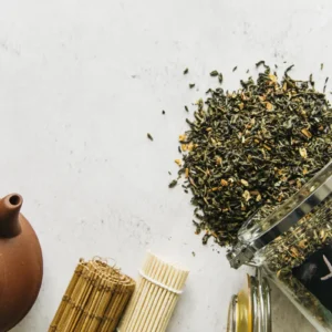 Szálas zöld tea üvegtartóból kiszórva, az L-teanin természetes forrása