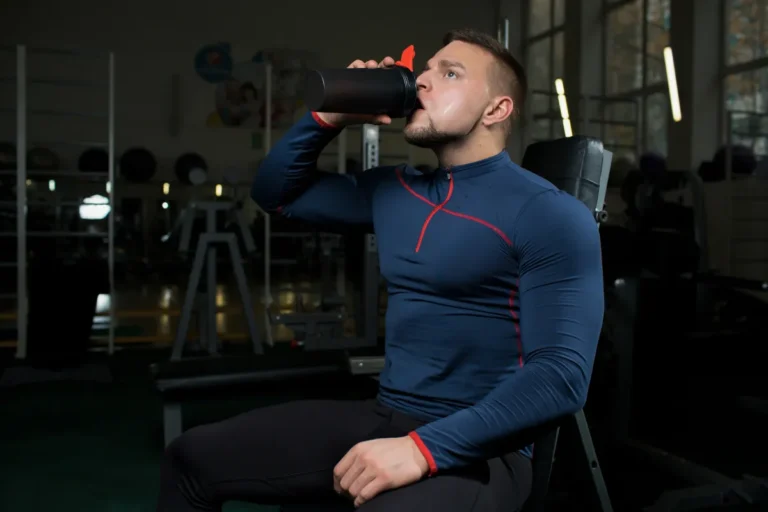 Sportoló edzőteremben shakerből iszik